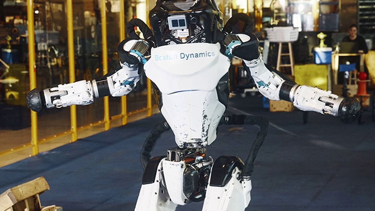 نمایش کار کردن یک ربات انسان نما