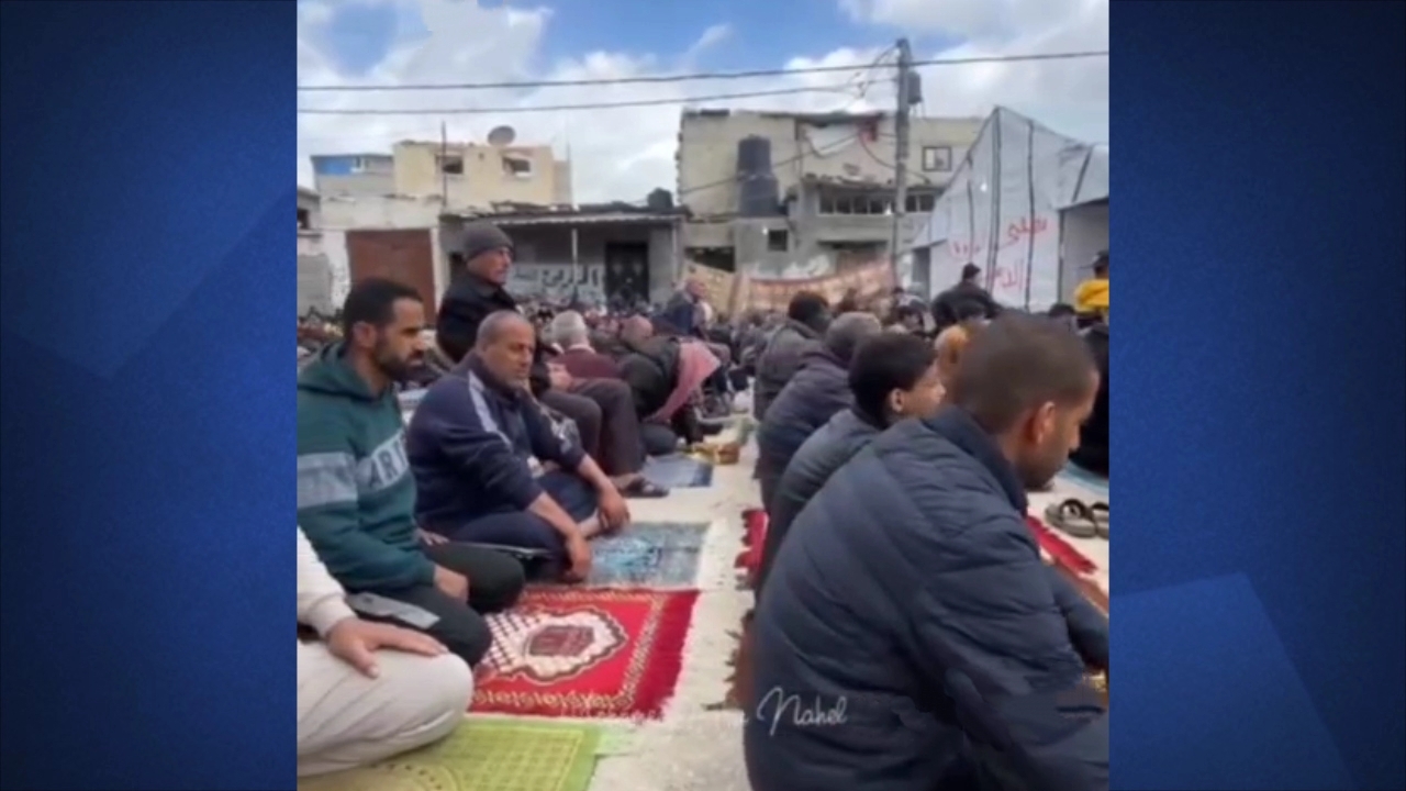 نماز جمعه فلسطینی‌ها بر ویرانه‌های مسجدی در رفح + فیلم