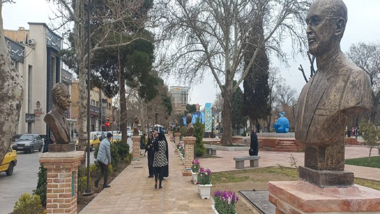 تصاویری از سردیس‌های مشاهیر قزوین در سبزه میدان