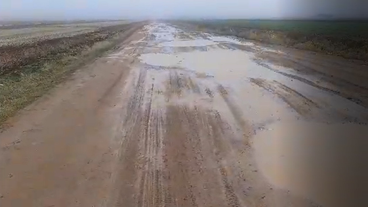 آزرده خاطر شدن رانندگان از وضعیت نامناسب جاده‌ای در ۷ کیلومتری کرمانشاه + فیلم