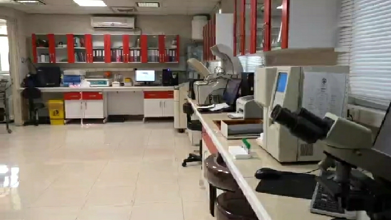 تجهیز آزمایشگاه درمانگاه محمدیه به دستگاه آنالیز خودکار بیوشیمی+ فیلم