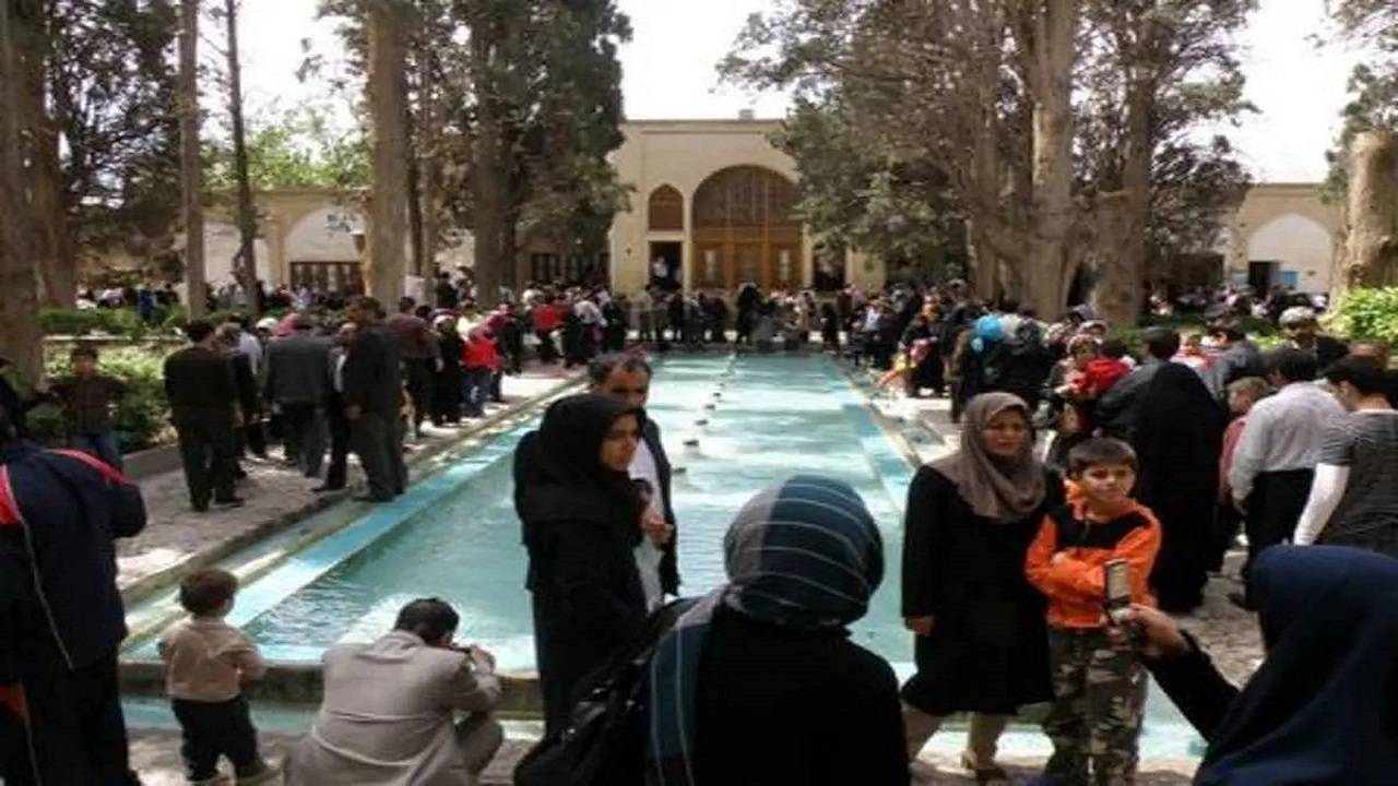حال و هوای گردشگران نوروزی در باغ فین کاشان + فیلم