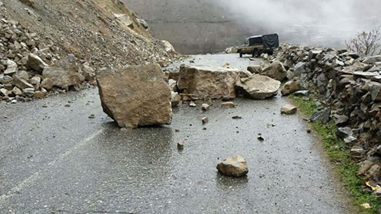 خطر ریزش سنگ در جاده کرج - چالوس /مسافران در حاشیه جاده توقف نکنند