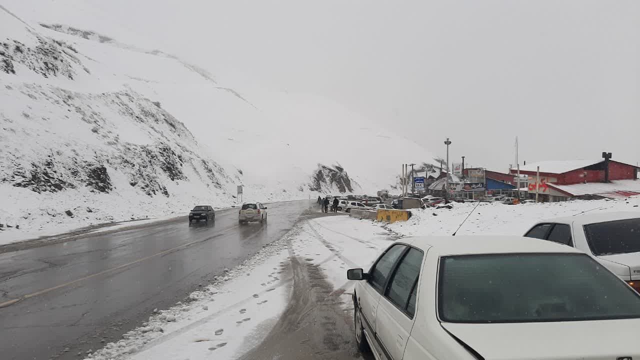 بارش برف درجاده چالوس و  ترافیک سنگین در آزادراه تهران -شمال