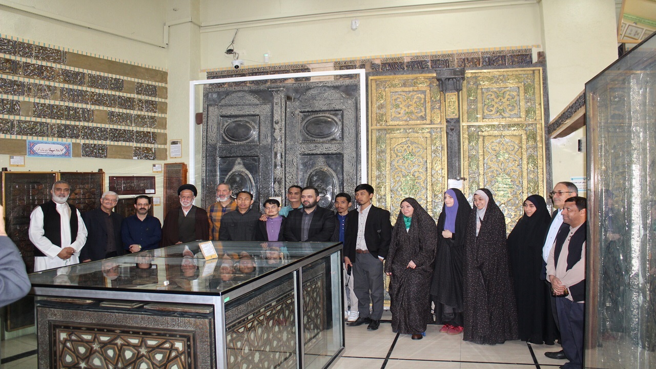 بازدید هنرمندان قرآنی بین‌المللی از نمایشگاه بسم‌الله الرحمن الرحیم در قم