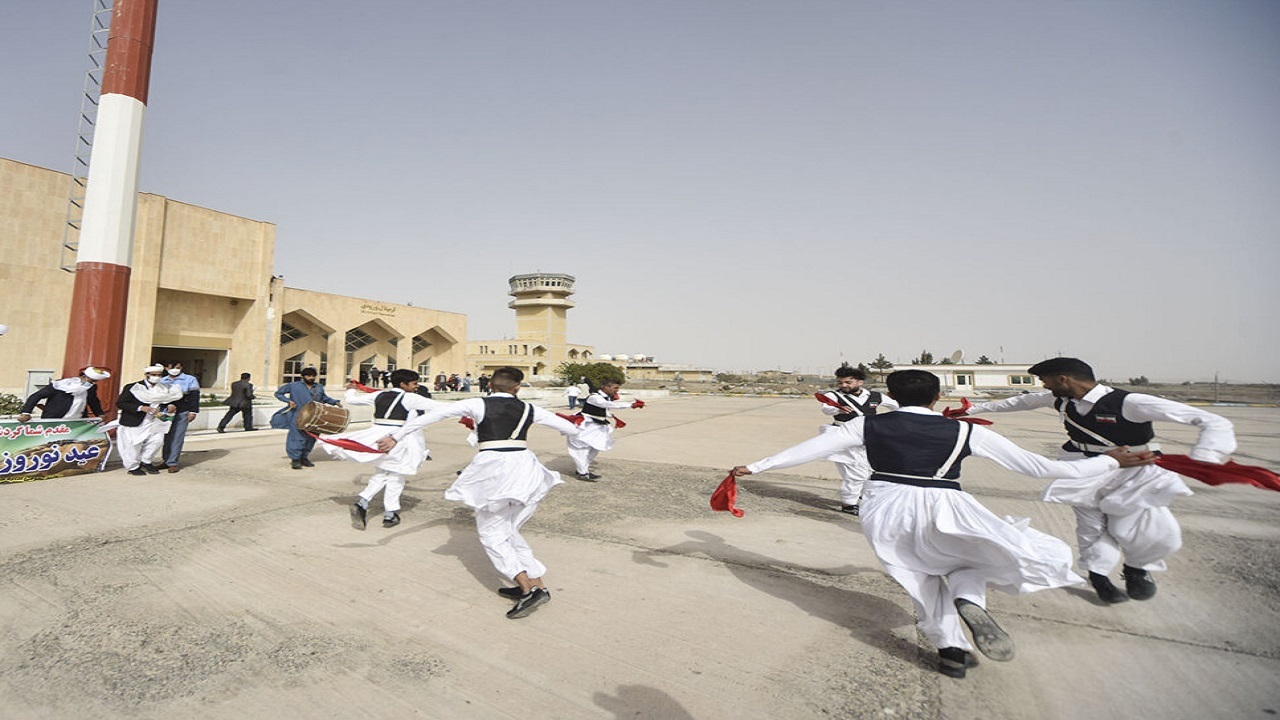 استقبال از اولین مسافران نوروزی فرودگاه زابل توسط مدیرکل میراث فرهنگی استان +فیلم
