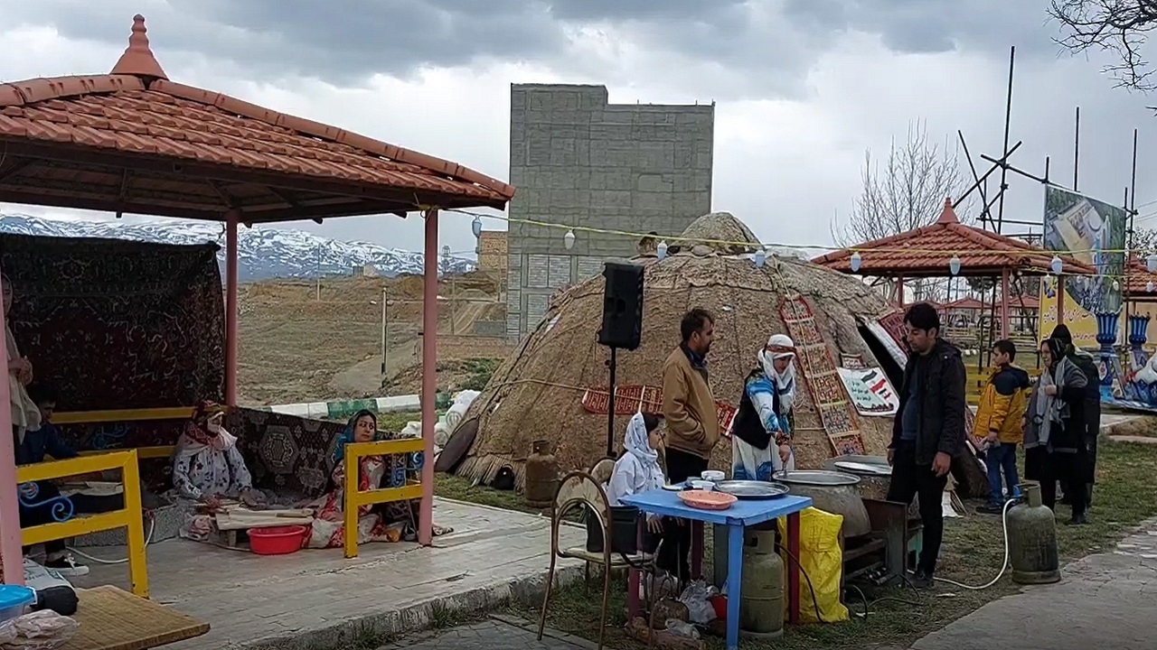 استقبال از مسافران نوروزی با برپایی نمایشگاه صنایع دستی و آلاچیق عشایر در اهر + فیلم