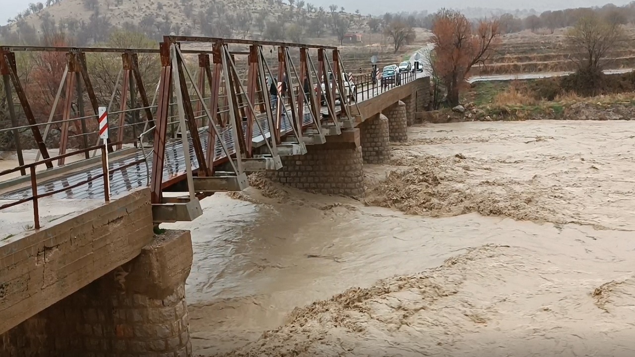 خروشان شدن رودخانه کر بر اثر بارش شدید باران + فیلم