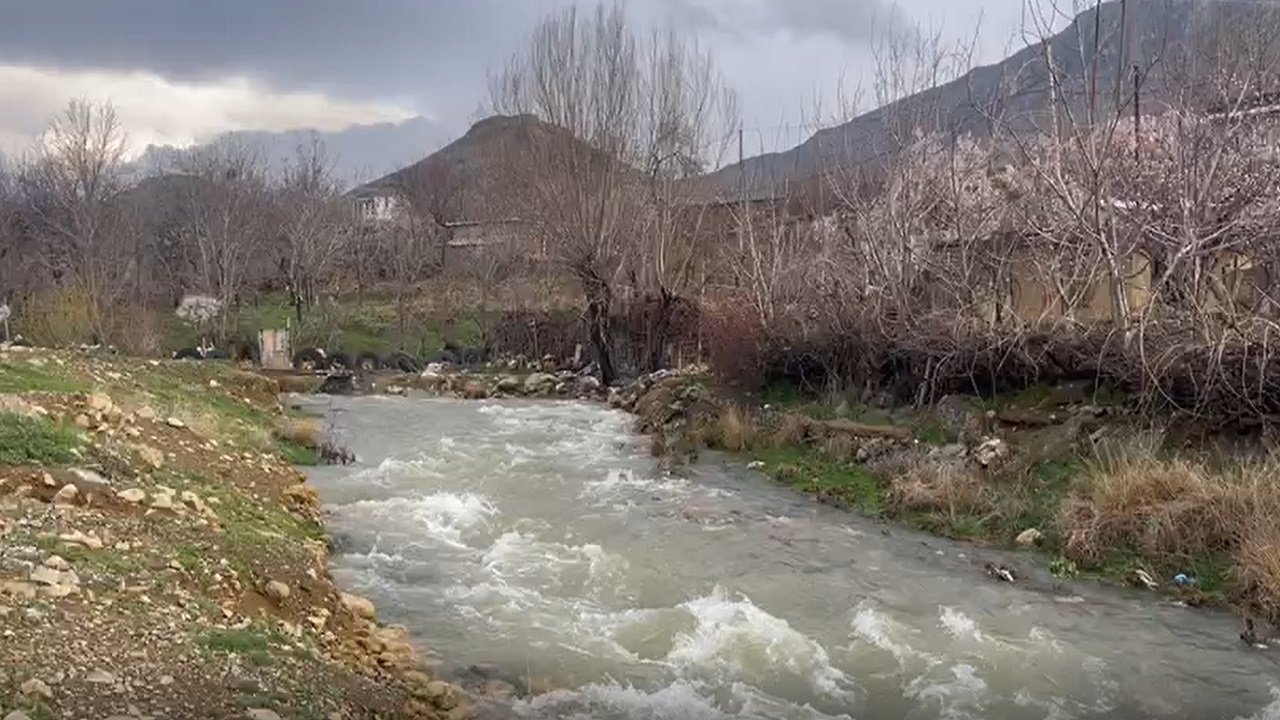 پرآب شدن رودخانه روستای سراب گزنهله در پی بارش‌های اخیر + فیلم