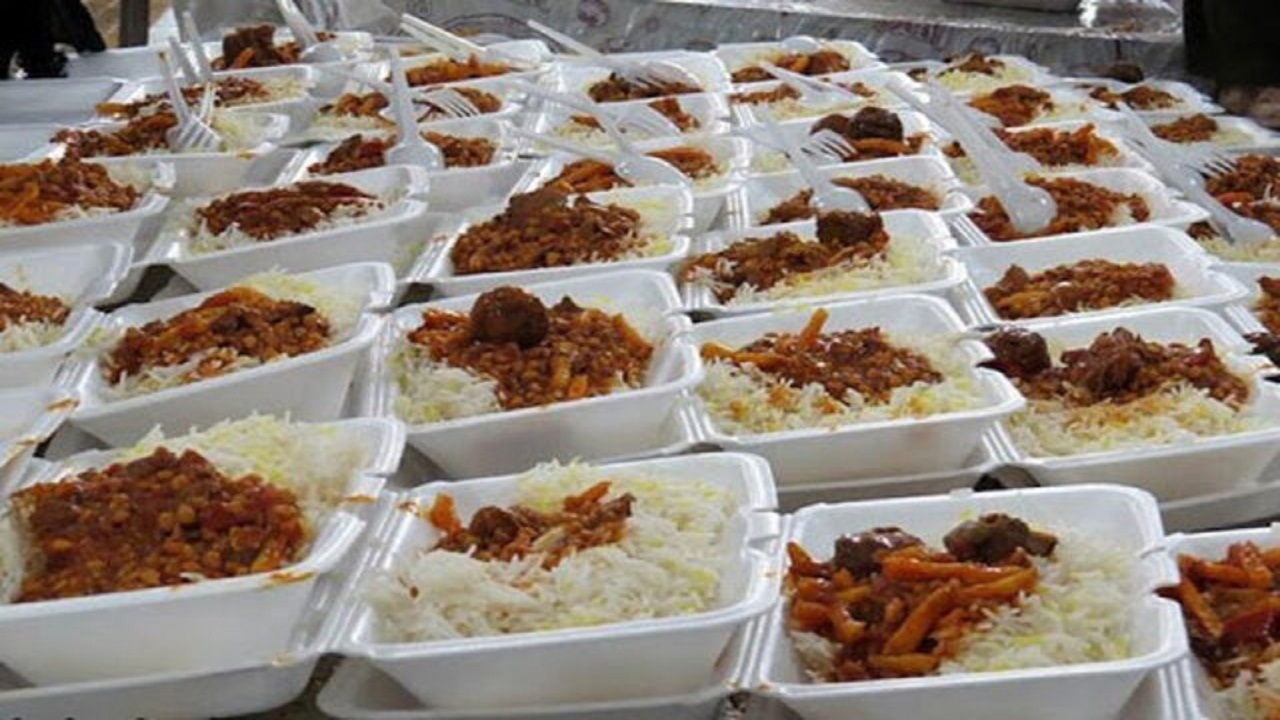 توزیع ۶۰۰ پرس غذای گرم بین نیازمندان در روستای دوست آباد + تصویر
