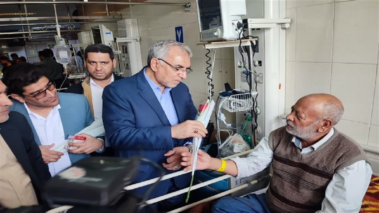 سفر وزیر بهداشت به قم/ عیادت عین اللهی از بیماران