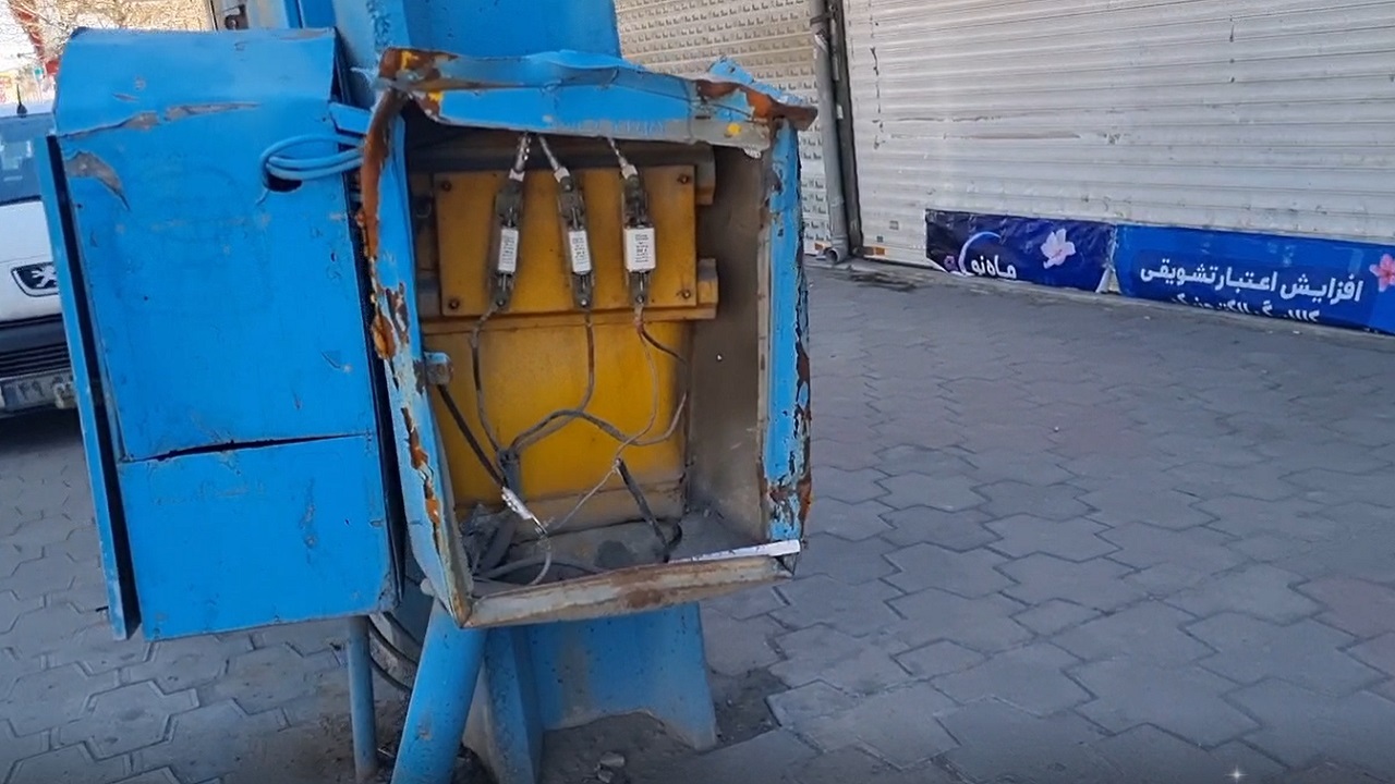 نگرانی شهروند باغستانی از رها شدن جعبه فیوز برق بدون حفاظ + فیلم