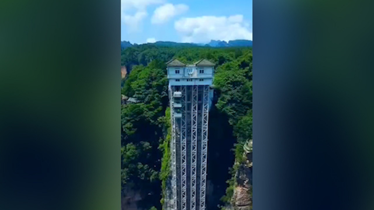 آسانسوری که گردشگران را ۳۲۶ متر بالا می‌برد! + فیلم