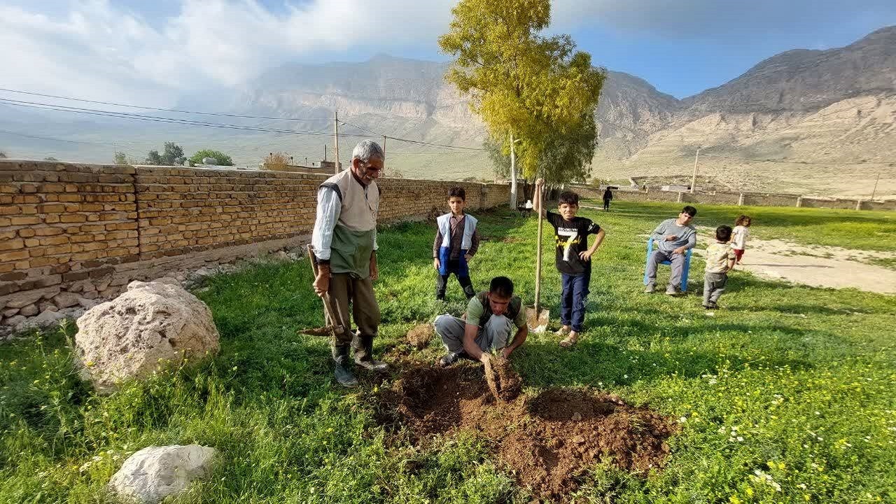 کاشت نهال مثمر در دبستان روستای الیف به همت بسیجیان + تصاویر