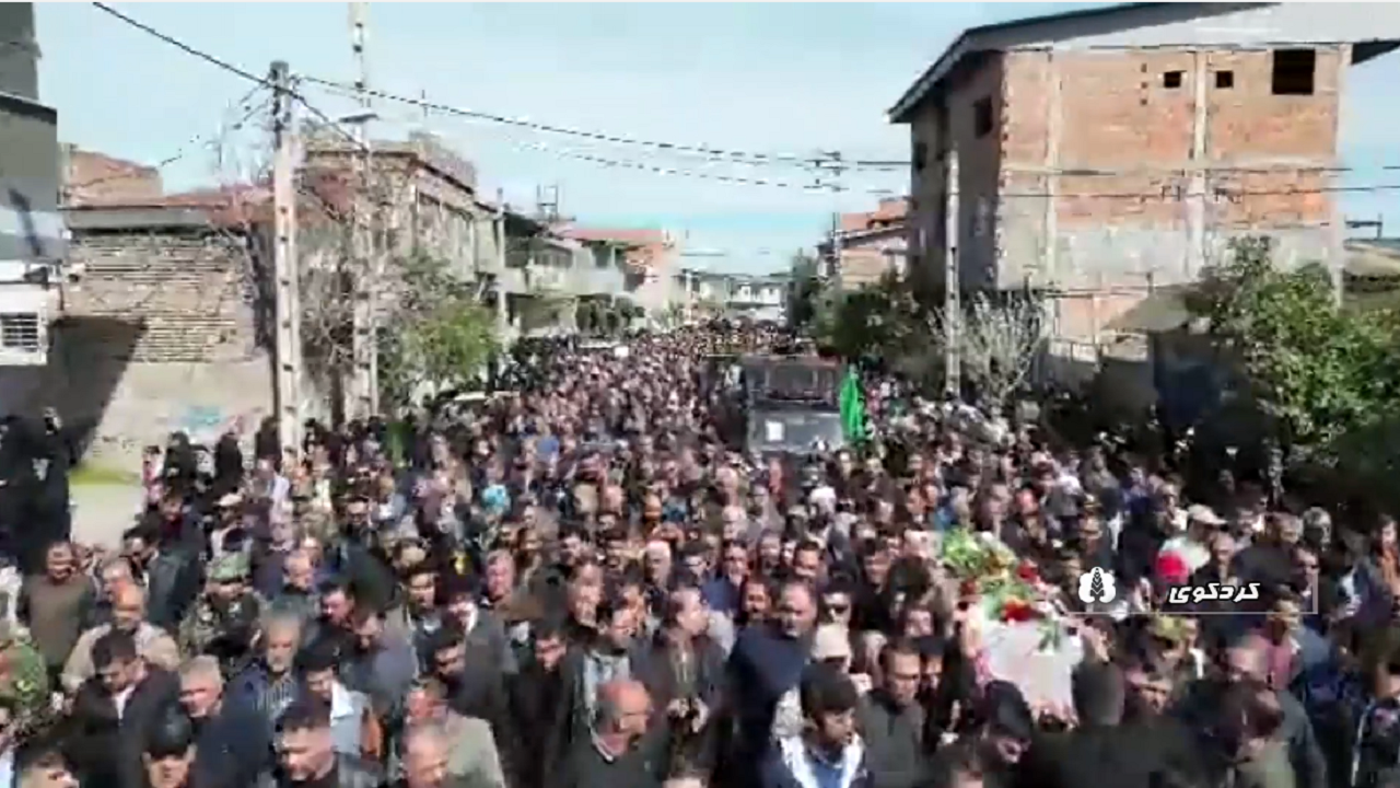 تصاویر هوایی از حضور گسترده مردم در تشییع پیکر شهید مدافع وطن گلستانی + فیلم