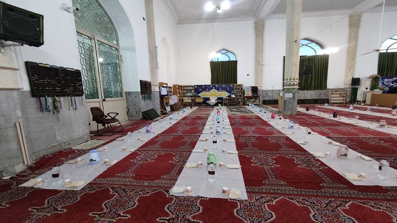پهن شدن سفره افطاری در مسجد بقیه الله (عج) محله شهرقائم قم + تصاویر