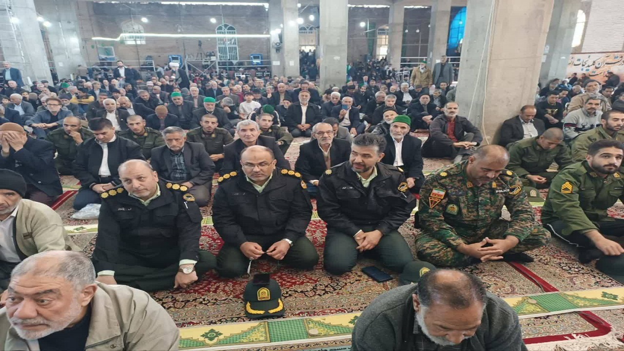 حضور سربازان آموزشی مرکز آموزش شهید مطهری فراجای نیشابور در نماز جمعه + عکس