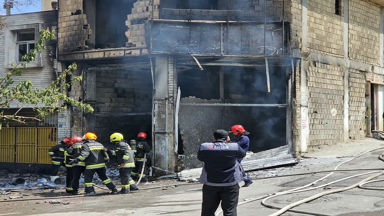 انفجار و حریق در مغازه تولید رنگ و اسپری در خیابان معراج اصفهان