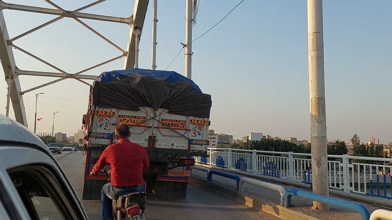 تردد غیرقانونی خودروهای سنگین از روی پل خرمشهر