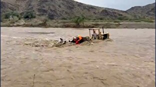 باشگاه خبرنگاران -نجات چند نفر از سیلاب با بیل مکانیکی + فیلم