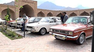 باشگاه خبرنگاران -نمایش خودرو‌های کلاسیک و قدیمی پیکان در قلعه کوهاب نطنز + فیلم