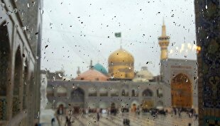 باشگاه خبرنگاران -لحظه ناب عاشقی در حرم مطهر امام رضا (ع) هنگام بارش باران + فیلم
