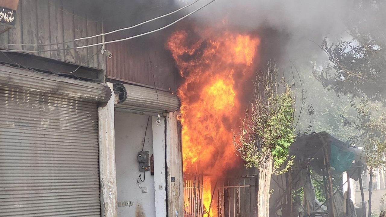 آتش سوزی ۲ واحد تجاری و مسکونی در گیلان