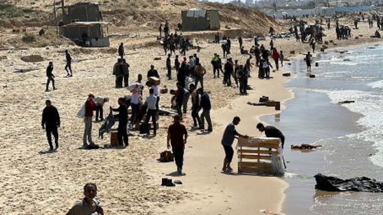 غرق شدن بیش از ۲۰ فلسطینی حین بیرون آوردن جعبه‌های کمک از دریا 