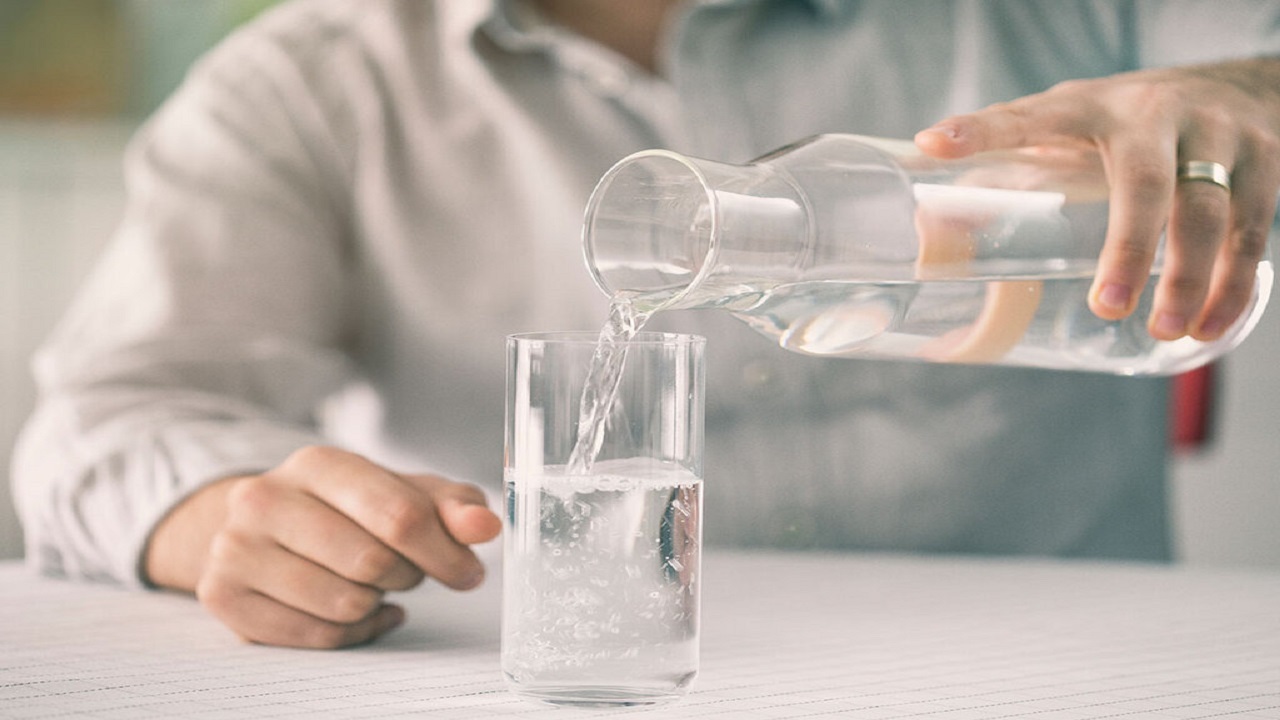 چرا نباید در نوشیدن آب زیاده‌روی کرد؟ + فیلم