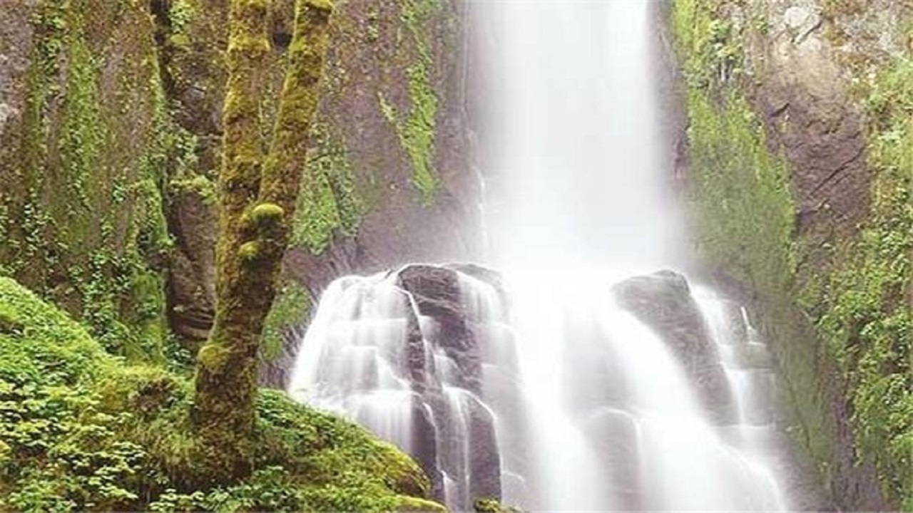 خروش آبشار شیرلان از دل کوه‌های هریس + فیلم