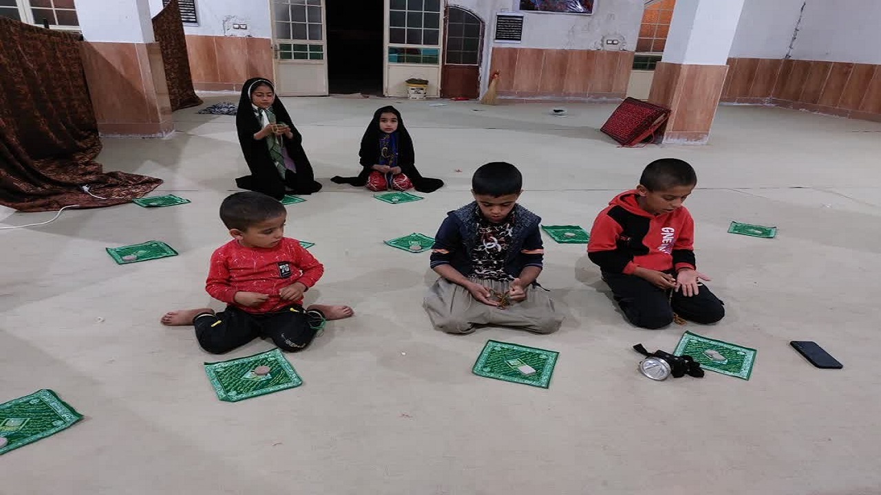 تصاویری از کلاس آموزش نماز و قرآن ویژه کودکان در مسجد روستای الیف