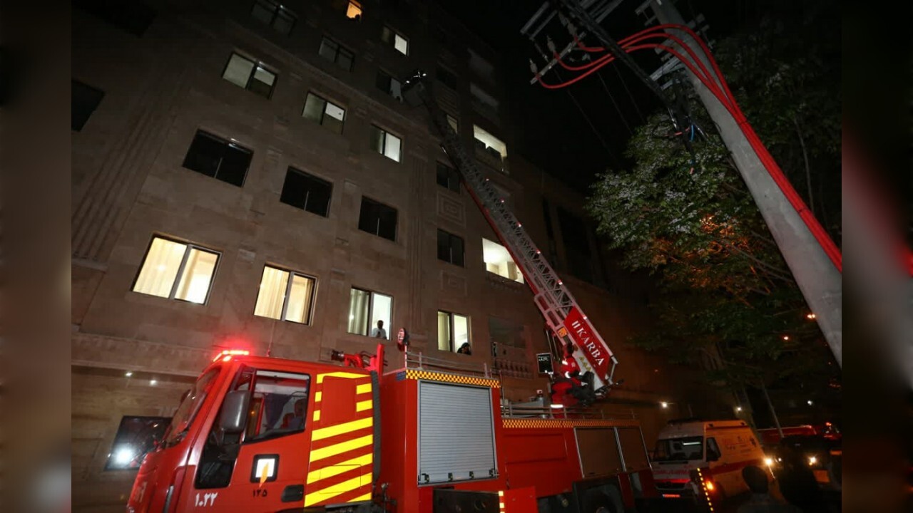 نجات جان ۲۳ نفر در حادثه آتش‌سوزی آپارتمان ۶ طبقه در قم/مصدومیت آتش‌نشان قمی