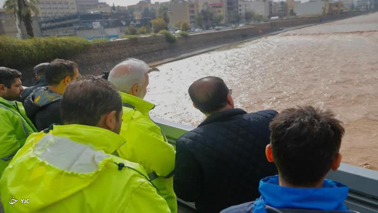 کنارگذر‌های رودخانه خشک شیراز تا اطلاع ثانوی مسدود شدند/ شهروندان از تردد در حاشیه کنارگدر‌ها و رودخانه‌ها خودداری کنند