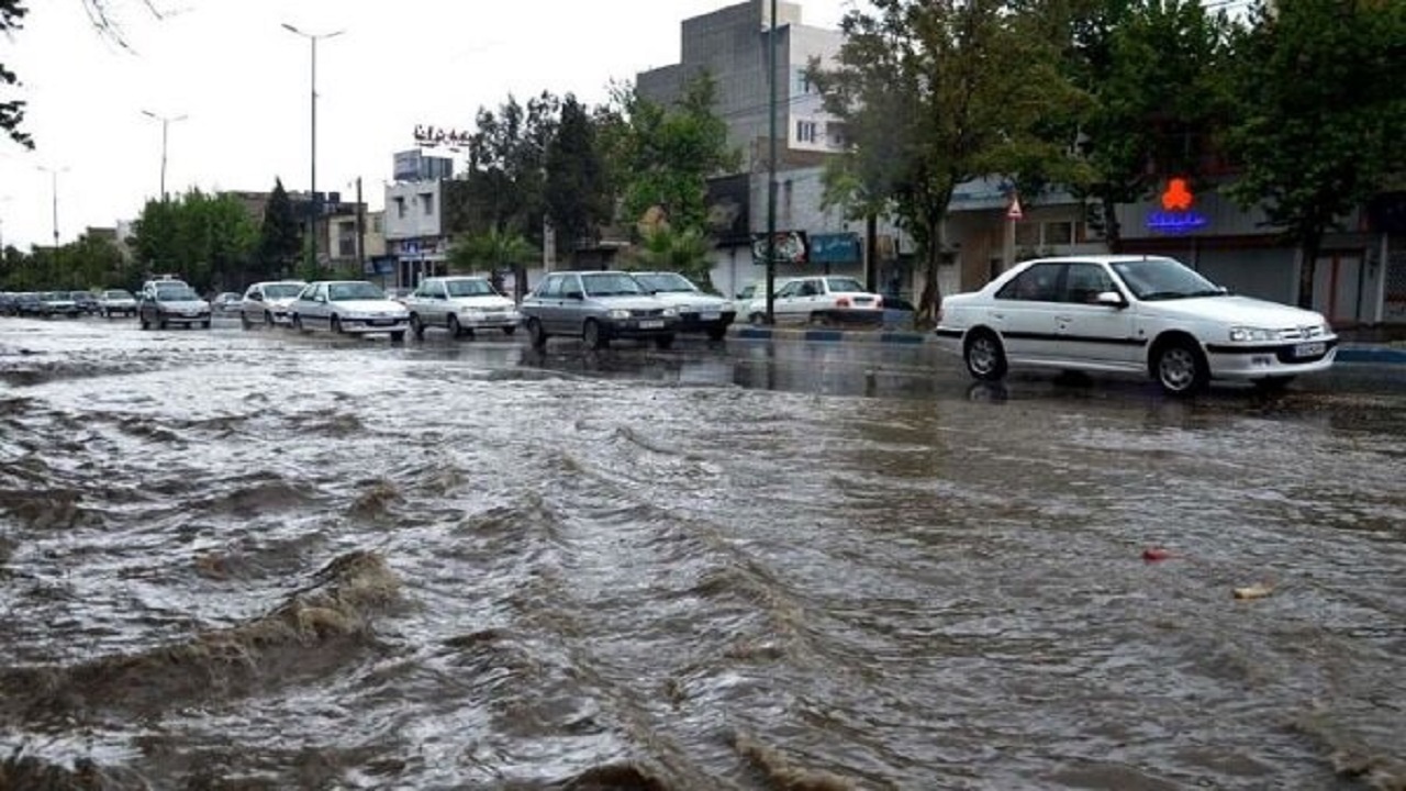 جاری شدن سیلاب و مسدود شدن برخی از جاده‌های استان یزد + فیلم