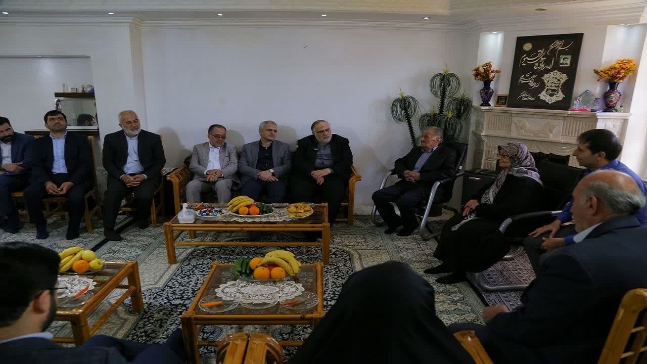 دیدار استاندار قزوین با خانواده شهید بیژن حسنی