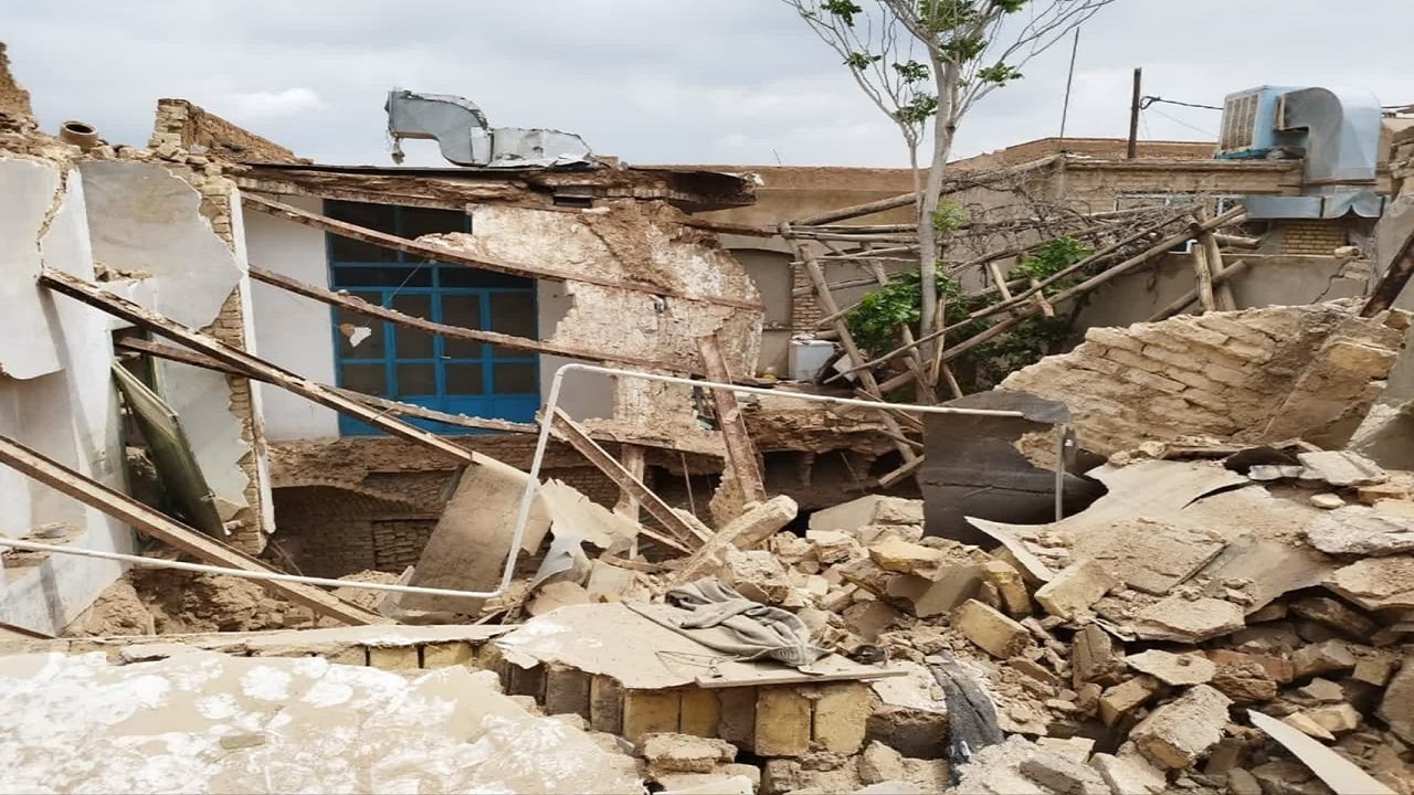 تخریب یک واحد مسکونی فرسوده بر اثر بارندگی در یزد