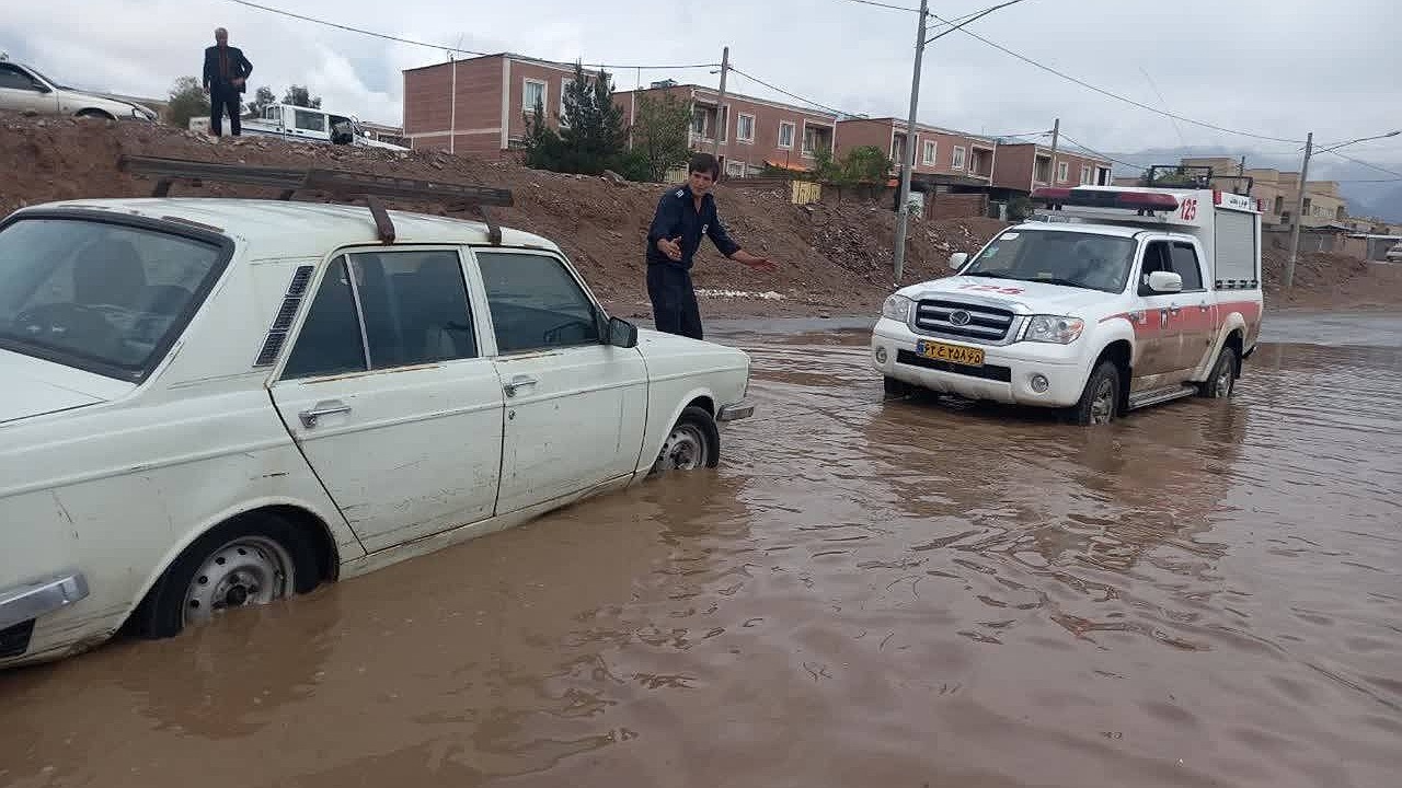 نجات بیش از ۲۰ خودروی گرفتار در سیلاب زرند