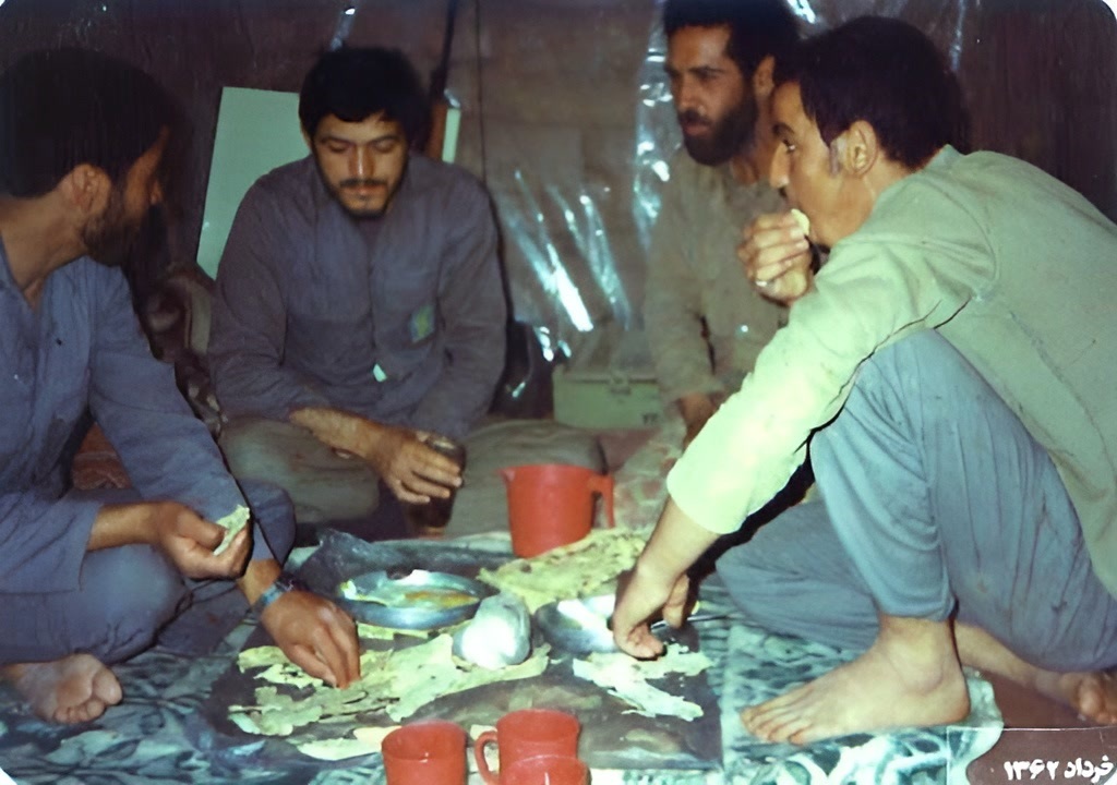 شهید زین الدین و شهید  ندیری در حال خوردن صبحانه