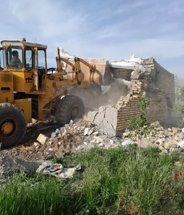 تخریب دو ساخت و ساز غیر مجاز در اراضی کشاورزی نهاوند