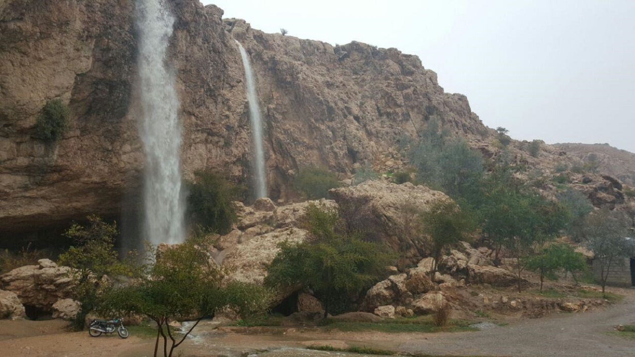 خروش آبشار فصلی بر اثر بارش‌های اخیر در منطقه کیش انجیرو روستای گوجر + فیلم