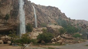 باشگاه خبرنگاران -خروش آبشار فصلی بر اثر بارش‌های اخیر در منطقه کیش انجیرو روستای گوجر + فیلم