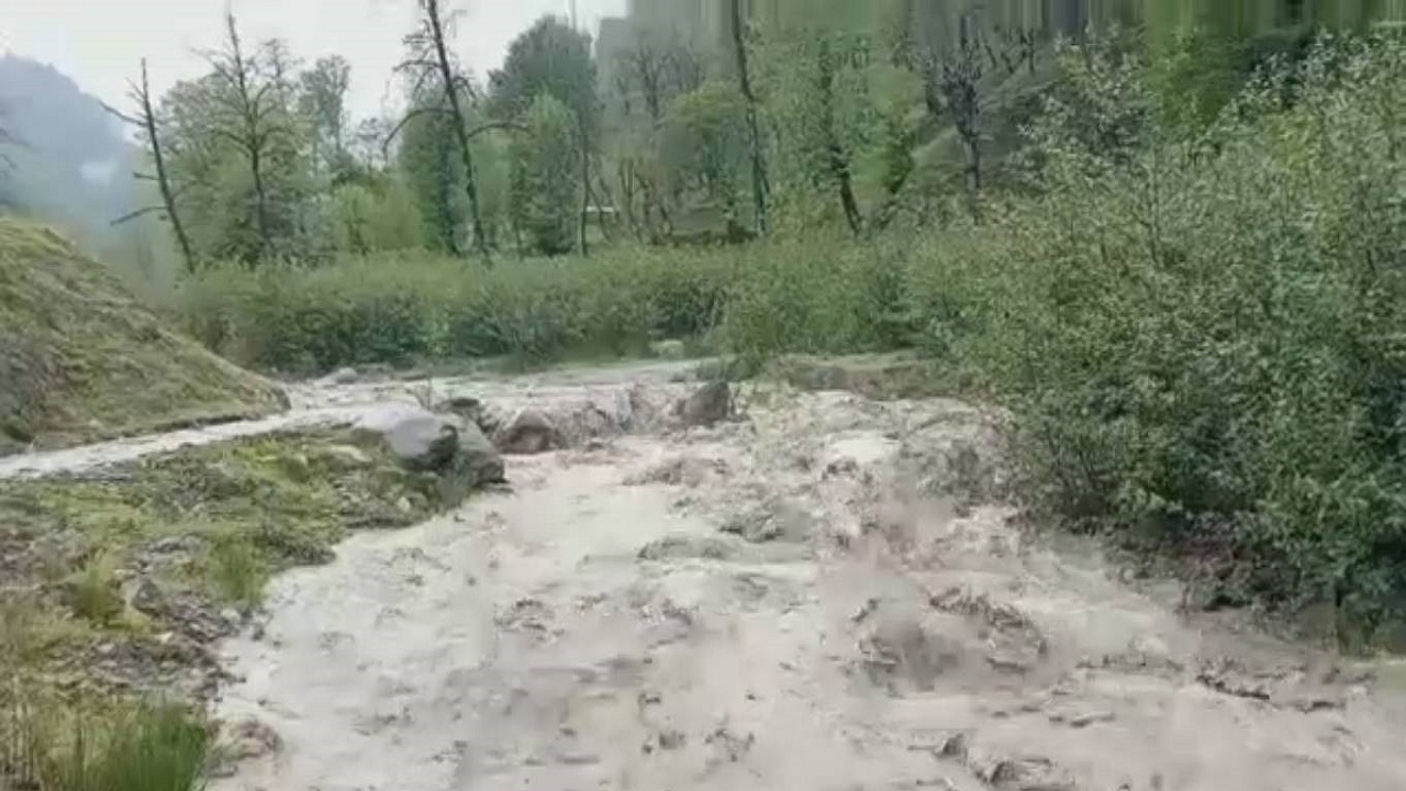 تنها پل چوبی روستای شورکش بر اثر باران سیل آسا تخریب شد + فیلم