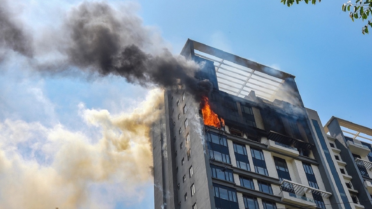 فرار ترسناک ساکنین یک ساختمان گرفتار در آتش + فیلم