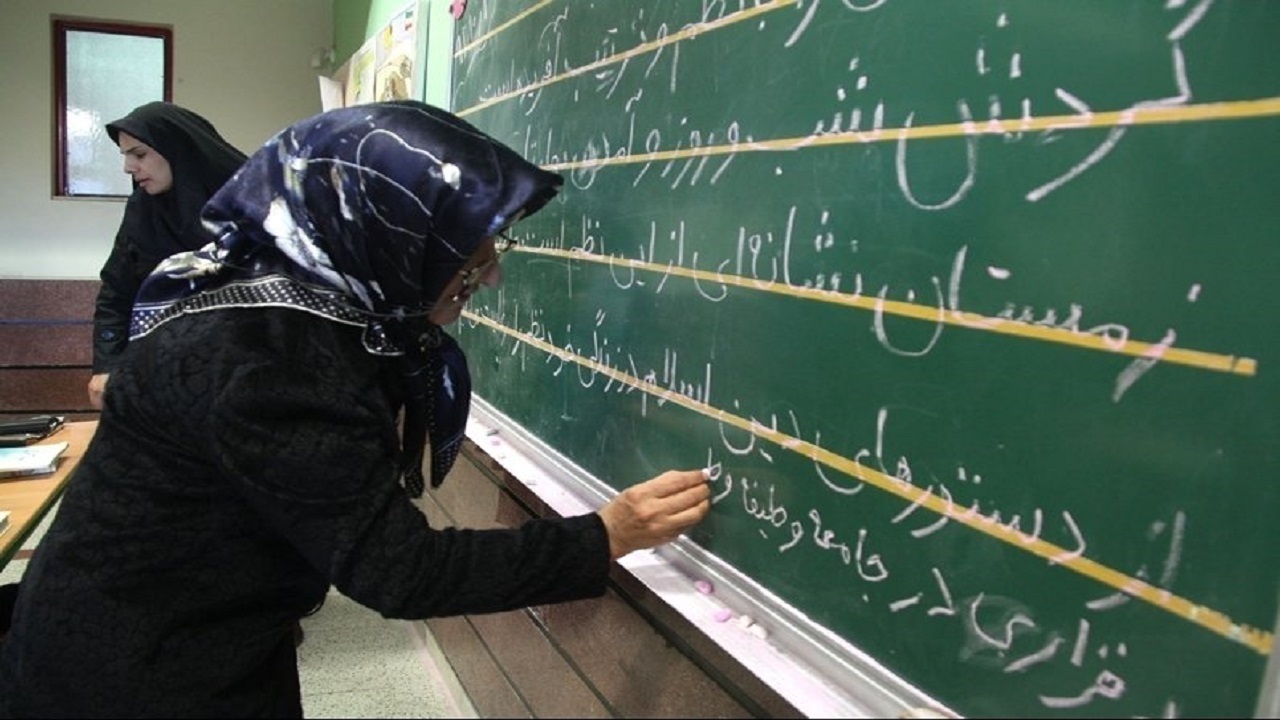 تشویق ۲۱۱ سوادآموز استان سمنان