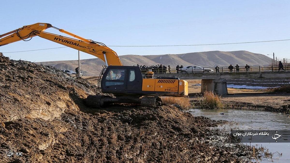 باشگاه خبرنگاران -لایروبی رودخانه مهاباد در ۲ مسیر پل یرغو و پل پیروزی