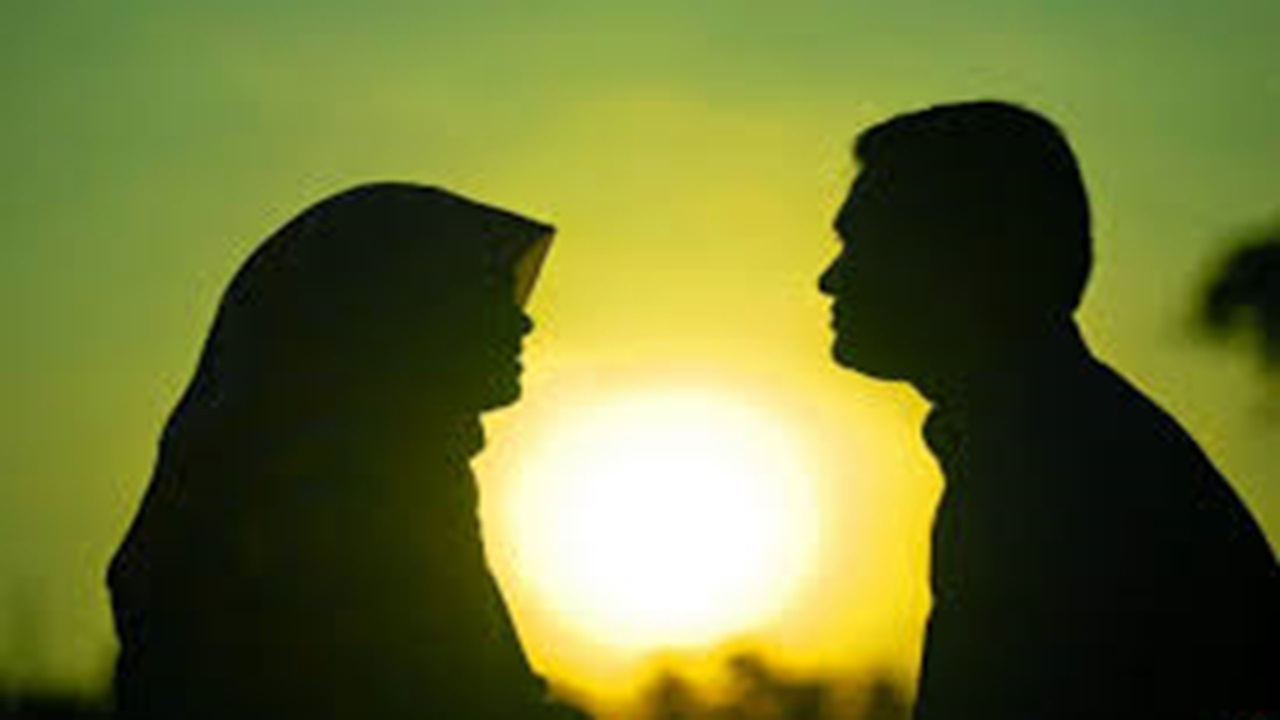 نشستن با محبت زن و شوهر کنار هم در منزل بالاتر از اعتکاف در مسجدالحرام + فیلم