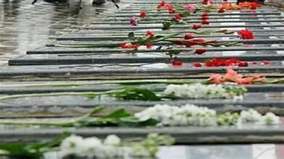 باشگاه خبرنگاران -غبارروبی و عطر افشانی مزار شهدا ماهدشت به مناسبت پیروزی انقلاب اسلامی + فیلم