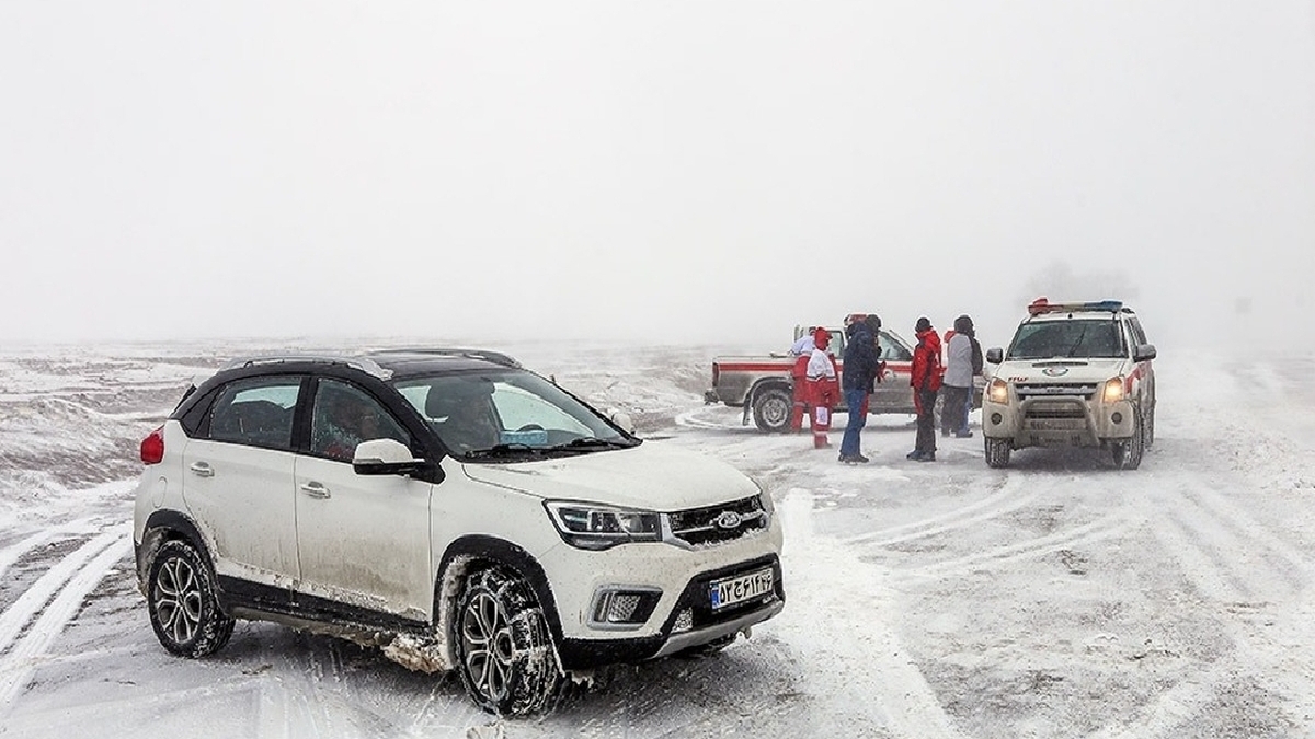 باشگاه خبرنگاران -رهاسازی بیش از ۸۱۵ خودرو در حوادث جوی طی ۷۲ ساعت گذشته توسط نیرو‌های عملیاتی هلال‌احمر