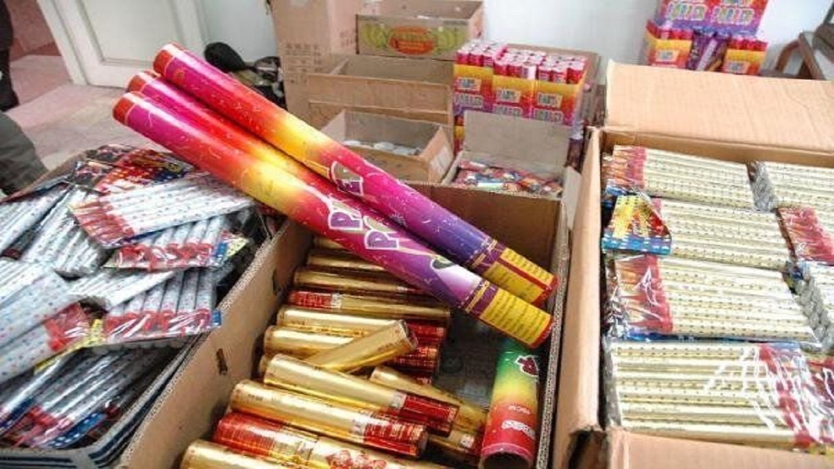 باشگاه خبرنگاران -کشف ۷ هزار عدد مواد محترقه غیرمجاز در سیاهکل