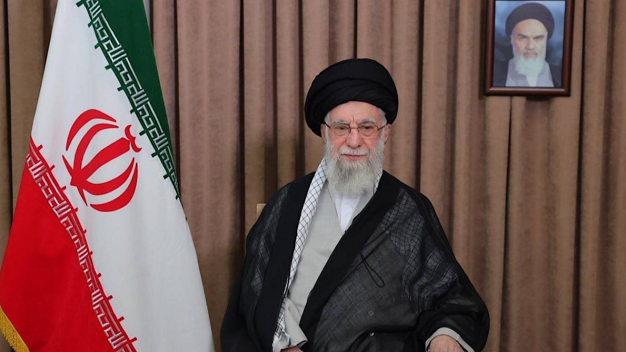 فیلمساز فرانسوی: خامنه‌ای همان درسی را به ما داد که عیسی مسیح به دنبال آن بود